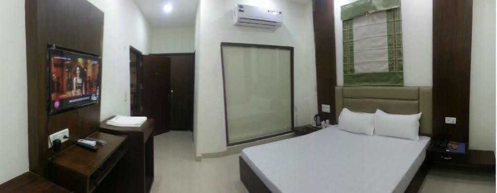 Hotel Ng Paradise Jagadhri Ngoại thất bức ảnh